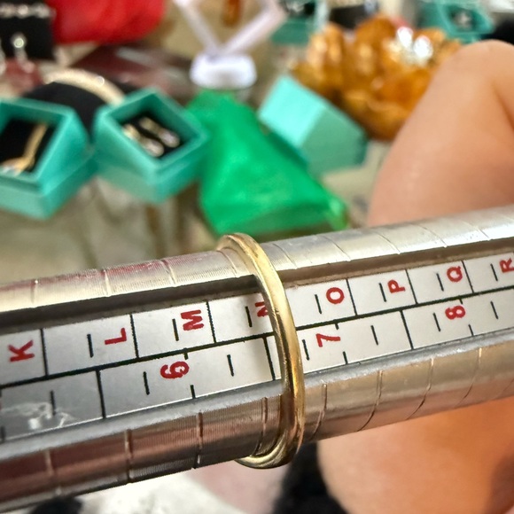 VINTAGE DESIGNER LGL 10K GOLD TRILLION CUT TOPAZ CREATED 
DIAMOND WAVE BAND
RING - Picture 6 of 9